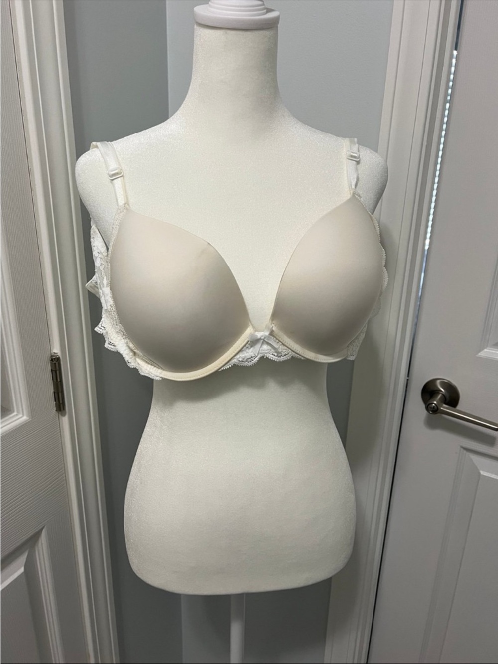 Victoria's Secret Cream Lace-Trim Push-Up Bra